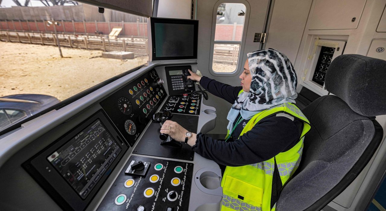 ฮิน โอมาร์ ขณะควบคุมรถไฟ