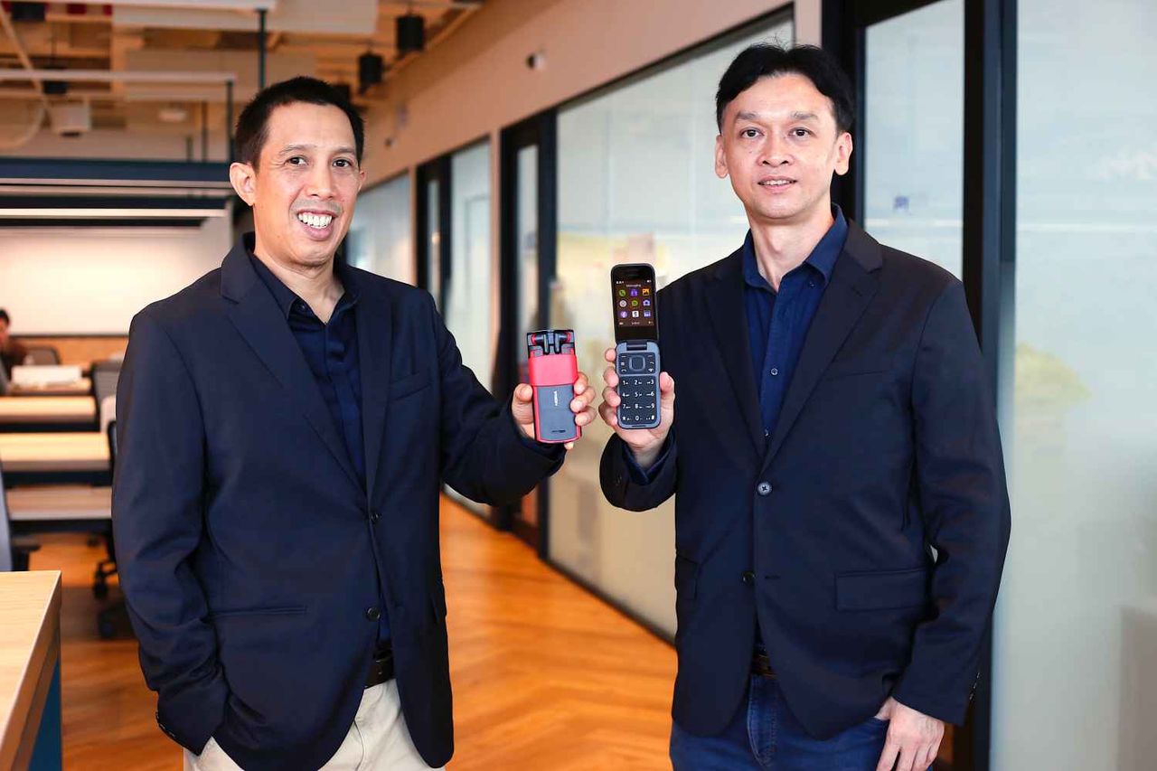 ภราดร (ซ้าย), ปริญญา (ขวา)