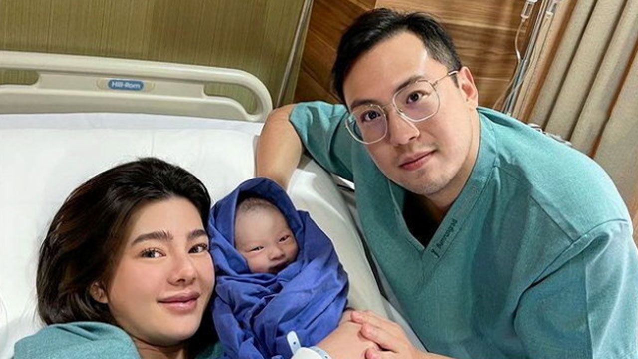 คลอดลูกชายเมื่อวันแม่ 12 สิงหา เวลา 09.56 น. คุณแม่ยังสาว ดิว-อริสรา เพิ่งจะโพสต์ภาพพร้อมหน้าพ่อแม่ลูกและเผยโฉม น้องไซลาส เอซรา ลี ในไอจีเป็นครั้งแรก...โห ถอดป๊ะป๋ามาเป๊ะเลยลู้ก.