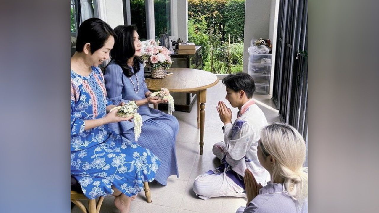 ก่อนวันแม่ที่ผ่านมา สาว ณิชา-ณัฏฐณิชา ต้องบินไปเรียนที่อังกฤษเดือนนึง โตโน่-ภาคิน เลยต้องทำหน้าที่ลูกแทน โดยรวบตึงดึงคุณแม่ทั้งสองบ้านมานั่งให้กราบเท้า...เพราะเป็นแฟนเลยทำแทนได้.