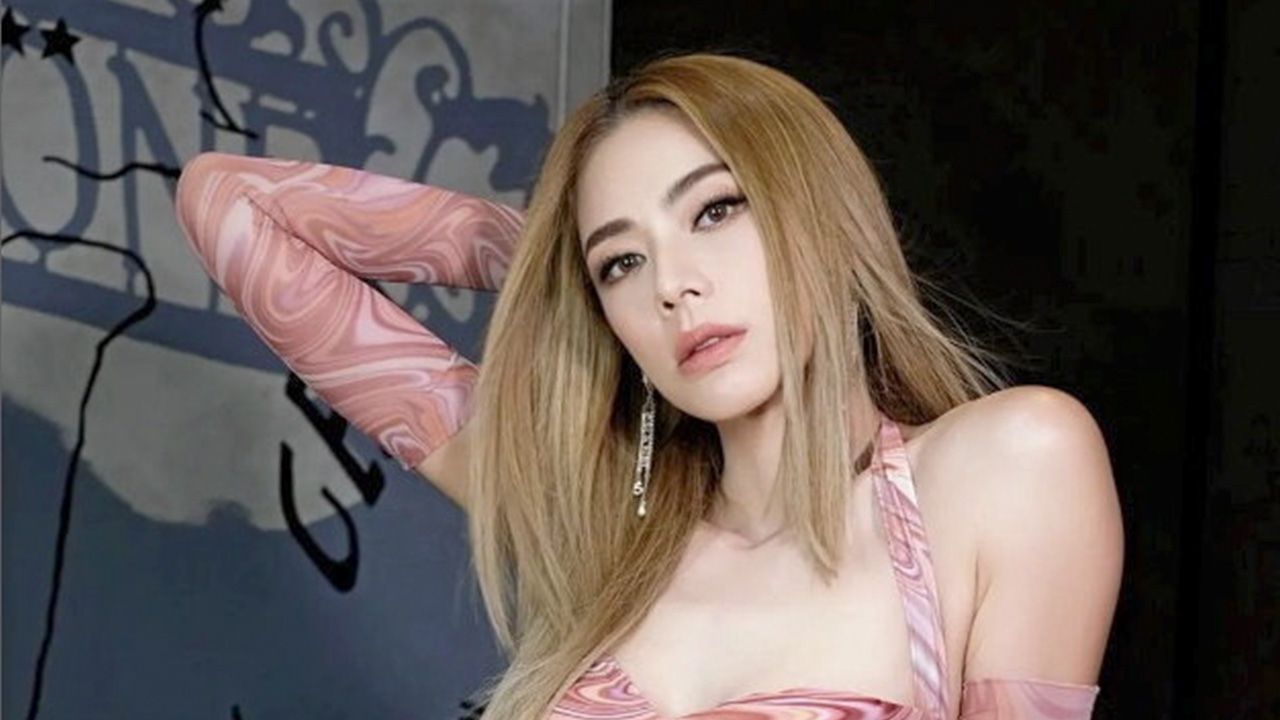 หลังจากห้ามจนเหนื่อย ล่าสุดภรรยา เอ๋-พรทิพย์ โพสต์ภาพใส่เดรสแนบเนื้อเซ็กซี่ งานนี้ ป๋อ-ณัฐวุฒิ นอกจากไม่ว่า ยังมาเมนต์ “คืนนี้ ไม่ต้องถอดชุดนะ อยากรู้จังมันถอดยังไง”...เอาให้เข็ดเลยพ่อ!!