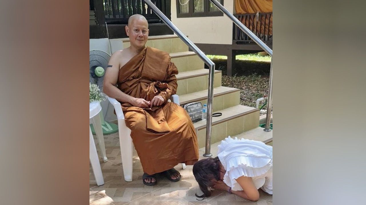 อนุโมทนาสาธุกับ พระเป๊ก–สัญชัย ซึ่งอุปสมบทเป็นครั้งที่ 5 ณ วัดในเชียงใหม่ ได้ฉายา พระปัญญาชโย เห็นจาก ธัญญ่า โพสต์หลวงพี่ยิ้มกริ่ม ปลื้มที่โยมภรรยากราบ.