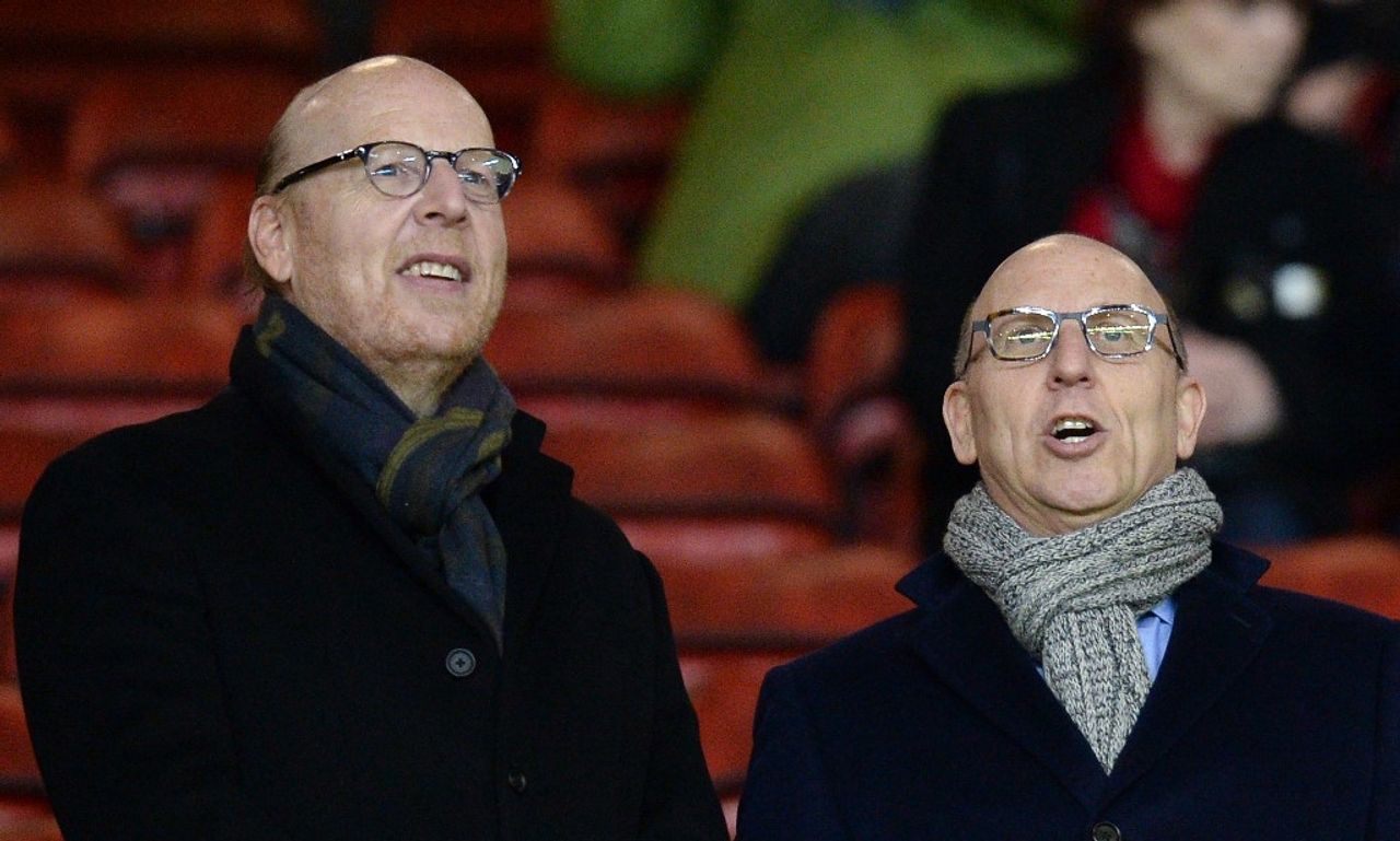 Joel Glazer (ซ้าย) และ Avram Glazer (ขวา) ผู้บริหารแมนยูฯ