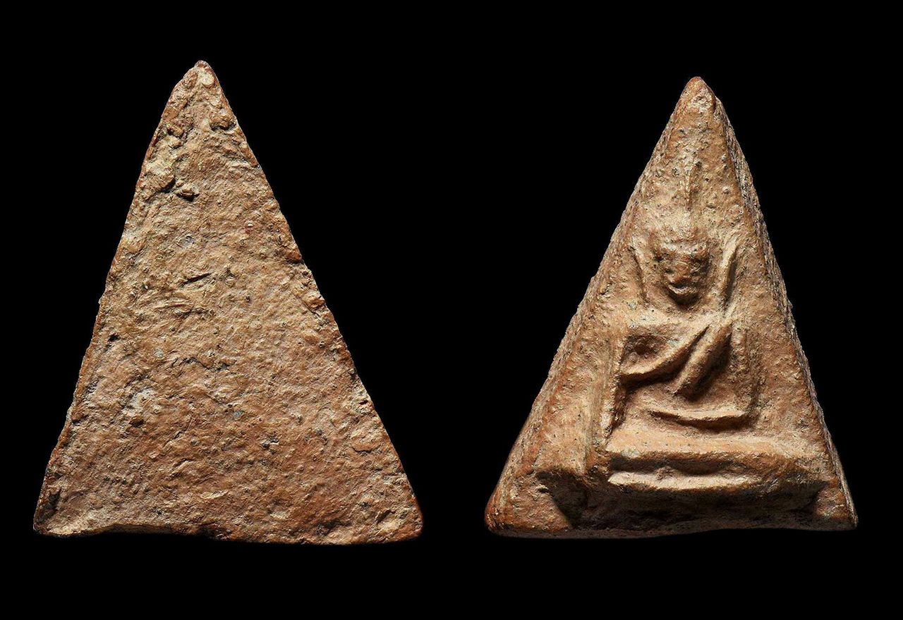 พระนางพญา กรุโรงทอ พิมพ์มีหู วัดโพธิ์ ของไก่ พิษณุโลก.