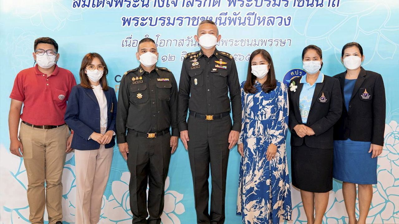 เชิญชม - พล.ท.นพดล ปิ่นทอง และ ปภาวดี จันทนเสวี เปิดนิทรรศการเฉลิมพระเกียรติ สมเด็จพระนางเจ้าสิริกิติ์ พระบรมราชินีนาถ พระบรมราชชนนีพันปีหลวง โดยมี พล.ต.วิญญ์ วิจิตรวาทการ และ สุมาลี รามฤทธิ์ มาร่วมงานด้วย ที่ศูนย์การค้าเอสพละนาด รัชดา วันก่อน.