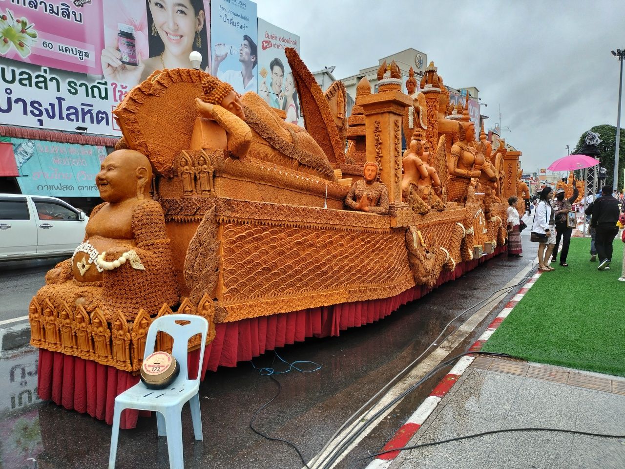 ปีนี้ห้ามตกแต่งทำเทียนล้อเลียนการเมือง!