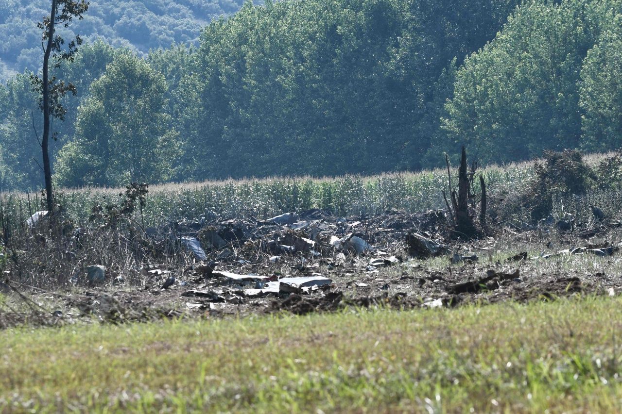 บริเวณเครื่องบินขนส่ง รุ่นอันโตนอฟ AN-12 ของสายการบินคาร์โก ‘เมอริเดียน’ในยูเครน ประสบเหตุตกและเกิดระเบิดลุกไหม้ที่กรีซ เมื่อ 16 ก.ค.65 ขณะกำลังนำอาวุธไปส่งบังกลาเทศ