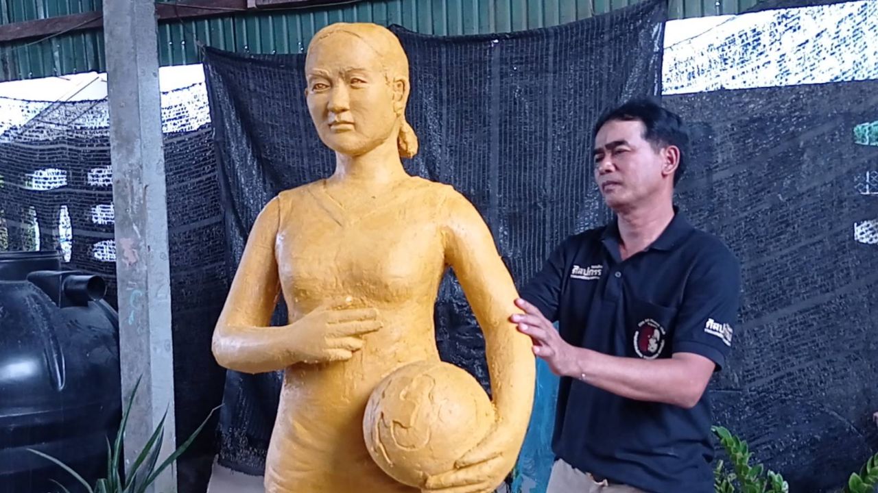 สีสันนอกสนาม หุ่น “พรพรรณ” กัปตันวอลเลย์บอลหญิงไทย โผล่ เทศกาลแห่เทียนพรรษา