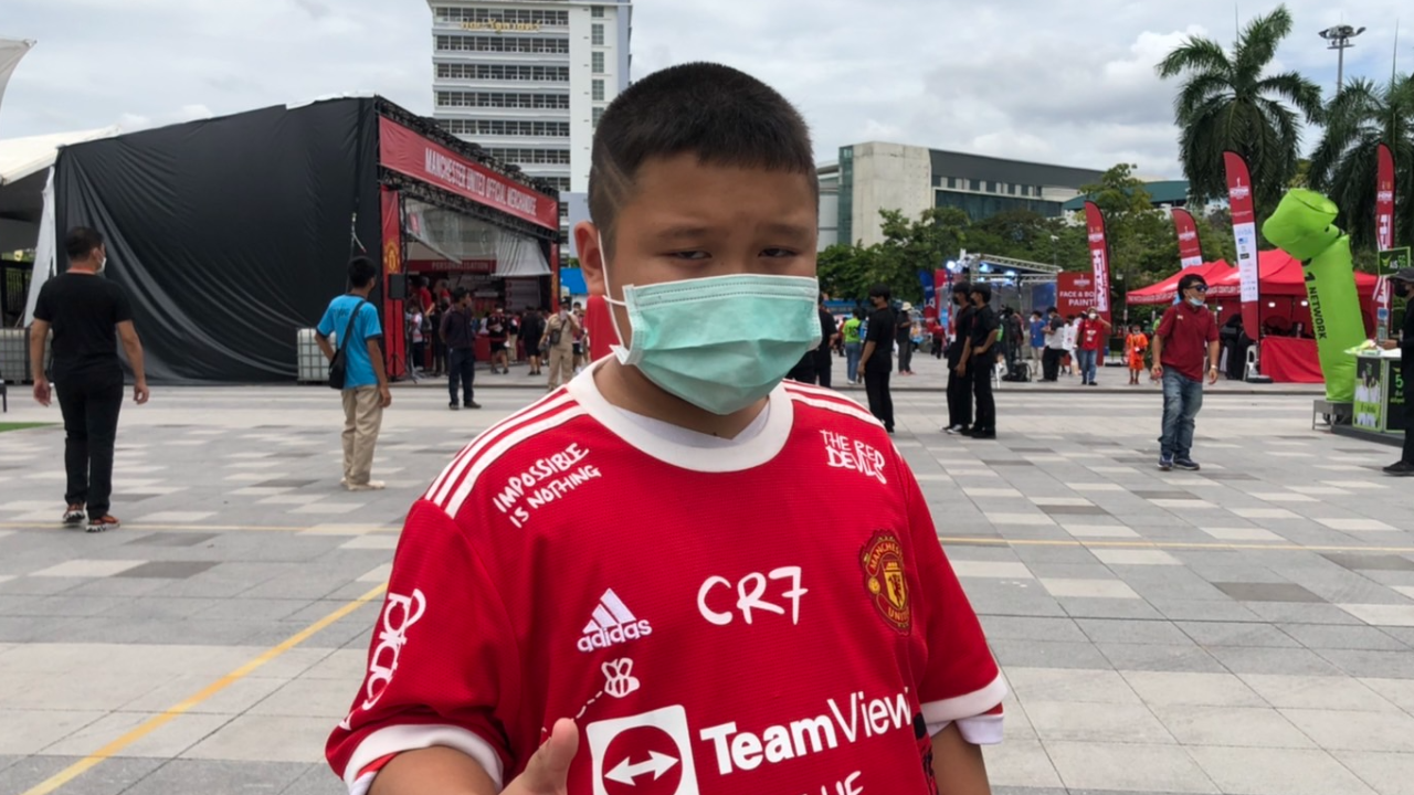 สาวก "ผีแดง" รุ่นเยาว์ โชว์ทรงผมเพื่อเกม “แมนยูฯ” บู๊ “ลิเวอร์พูล” ศึกแดงเดือด