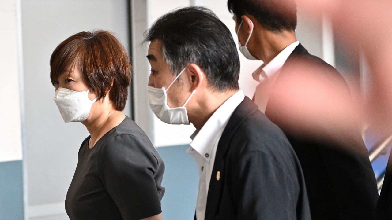 ‘ภริยาใจสลาย’ นำศพอดีตนายกฯ ชินโสะ อาเบะ ไปประกอบพิธีศพที่วัด