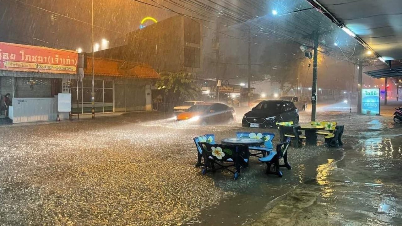 ฝนถล่ม "ชัยภูมิ" น้ำทะลักท่วมตัวเมือง ย่านการค้า-ถนนหลายสาย จมบาดาล