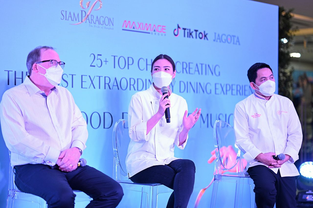 มร.คริสโตเฟอร์ วัตสัน (ซ้ายสุด) และเหล่าเชฟชื่อดังที่มาร่วมในเทศกาลอาหาร.