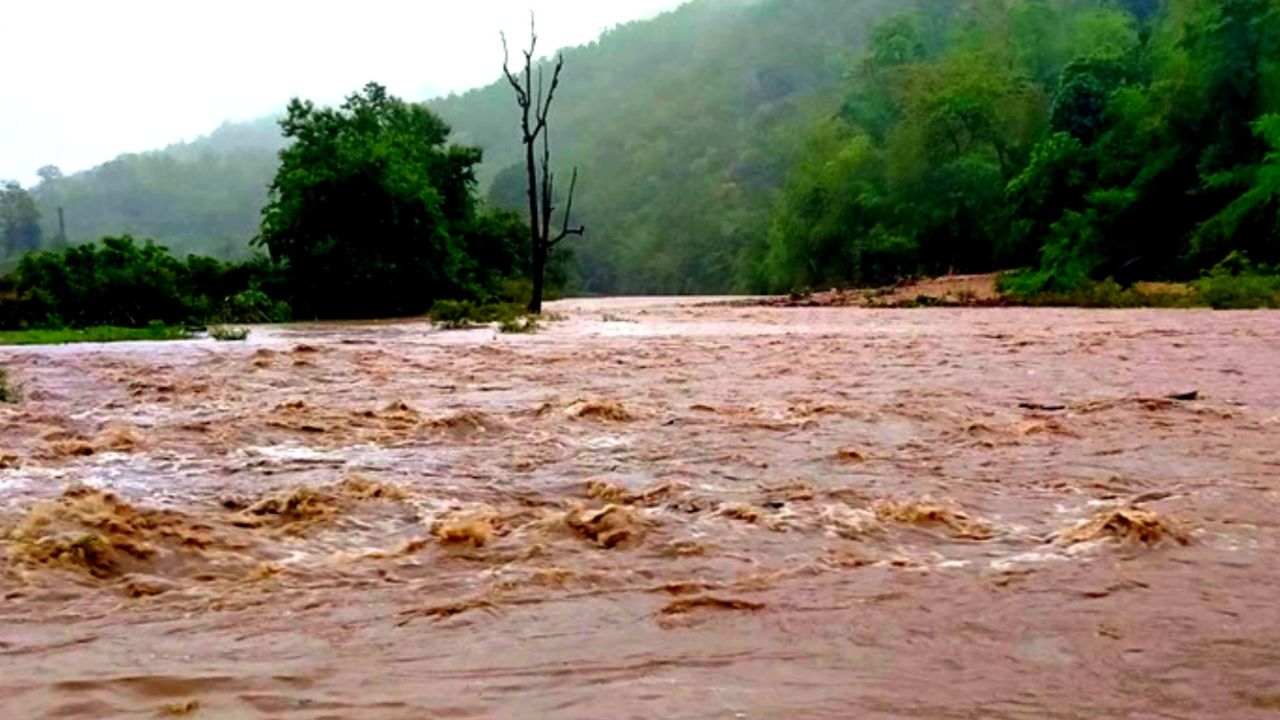 สภาพอากาศวันนี้ ฝนถล่มทุกภาค 63 จว.ระวังน้ำท่วม ทะเลคลั่งคลื่นลมแรง