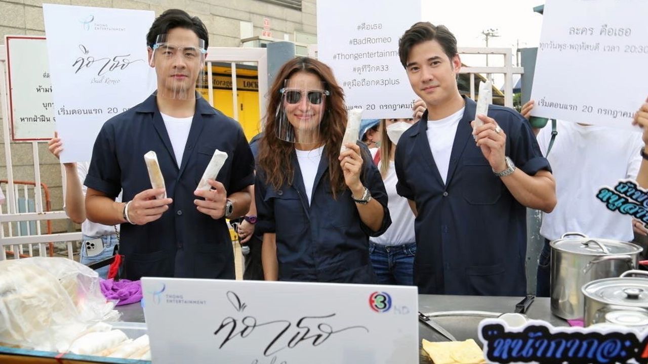 จตุจักรฮือฮา ผู้จัดละครคนดัง แอน ทองประสม พร้อมพระเอกฮอต มาริโอ้ เมาเร่อ และ เป๋า-วฤธ แต่งตัวแนวเด็กช่างตามคาแรกเตอร์ของ “ก้าวกล้า” ในละคร “คือเธอ” ทางช่อง 3 บุกกลางตลาดนัดจตุจักร มอบสีสันรอยยิ้มและเสียงฮาในกิจกรรม “คือเธอ Special เด็กช่างสัญจร” พบปะแฟนๆก่อนละคร “คือเธอ” เริ่มออนแอร์ตอนแรกในวันพุธที่ 20 ก.ค.นี้.