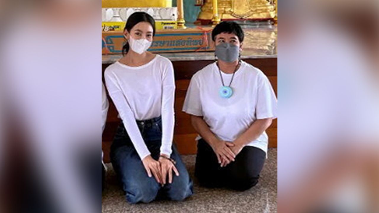 ช่วงวันอาสาฬหบูชา และเข้าพรรษาที่ผ่านมา สาว เบลล่า-ราณี ควง คุณแม่ปราณี ตระเวนเดินสายไหว้พระสะสมบุญ พร้อมกันนี้แฟนคลับก็แห่กันเข้ามาอนุโมทนาสาธุกันทั่วหน้า.