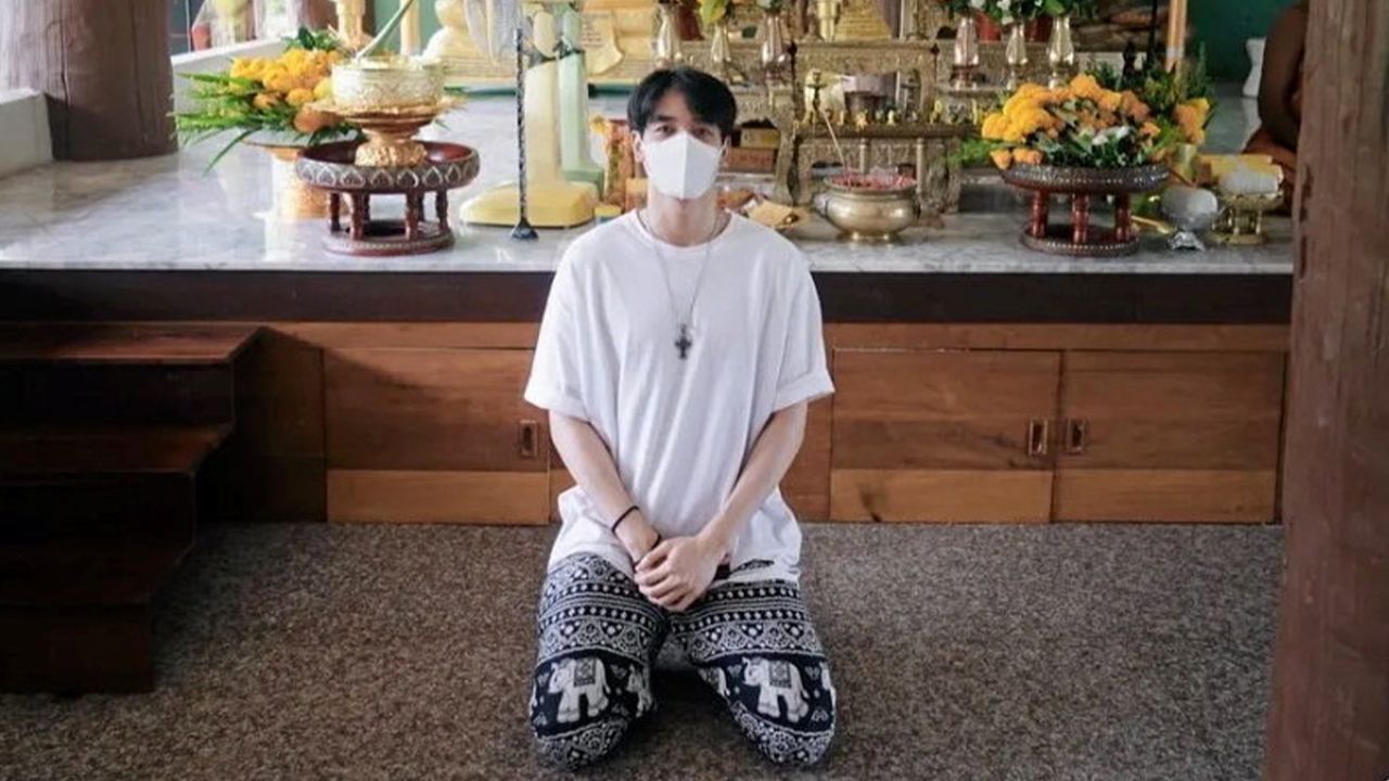 เหมือนฉายหนังซ้ำ ก่อนหน้านี้ก็โดนจับผิดว่าไปทำบุญกันที่อยุธยา มาคราวนี้ กองทัพ พีค โพสต์ไปทำบุญ ก็ถูกเปรียบเทียบกับภาพของ เบลล่า ว่าไปวัดเดียวกันรึเปล่า?...ก็คล้ายนะ อุ๊ปส์!