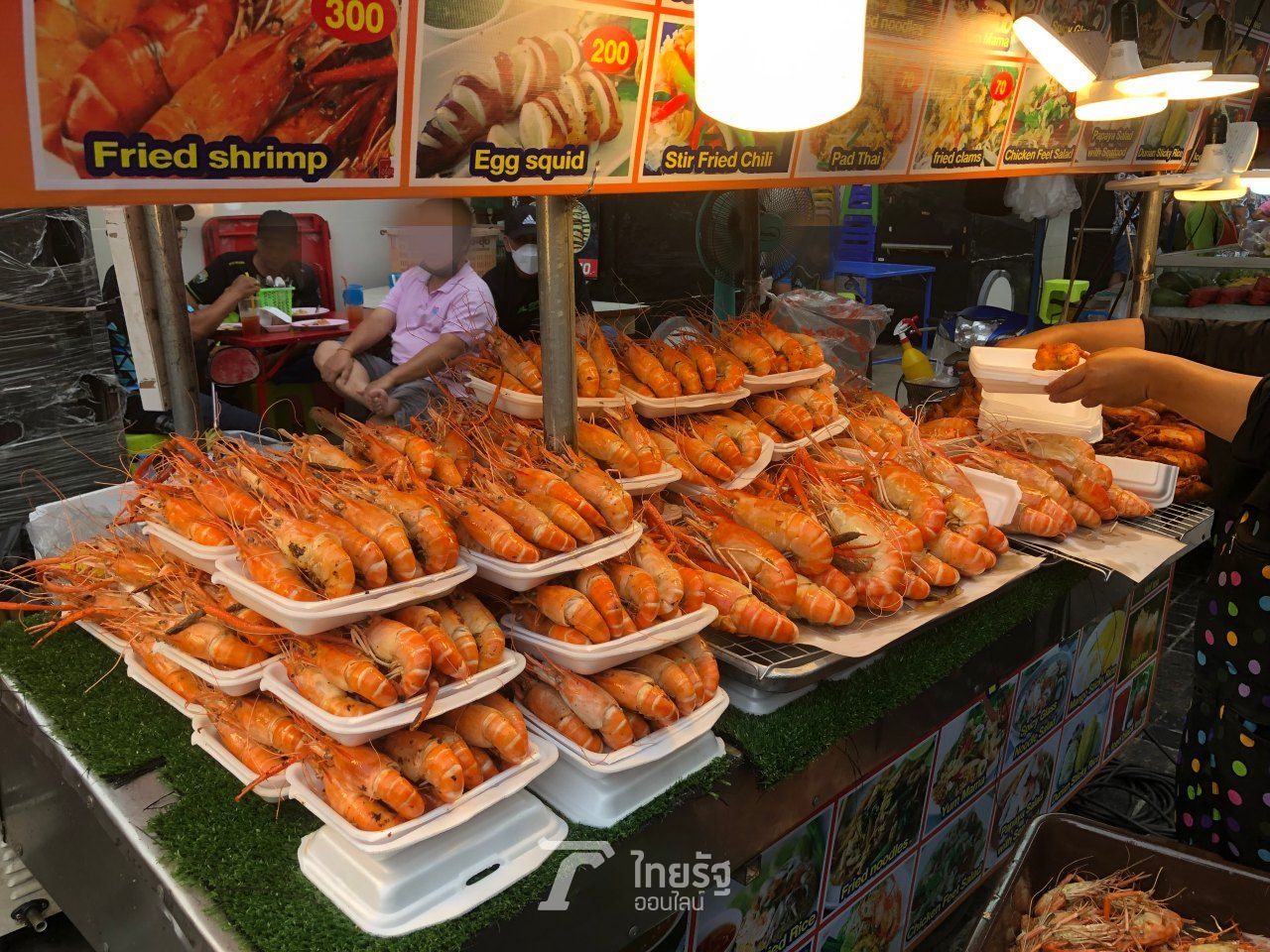 กุ้งที่ถนนคนเดินหน้าโรงแรมลี การ์เดนส์ 