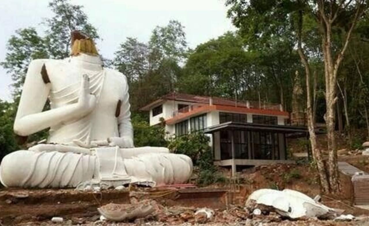 เศียรพระพุทธรูปในวัดอุดมวารี หักโค่นลงมา จากแผ่นดินไหวรุนแรง