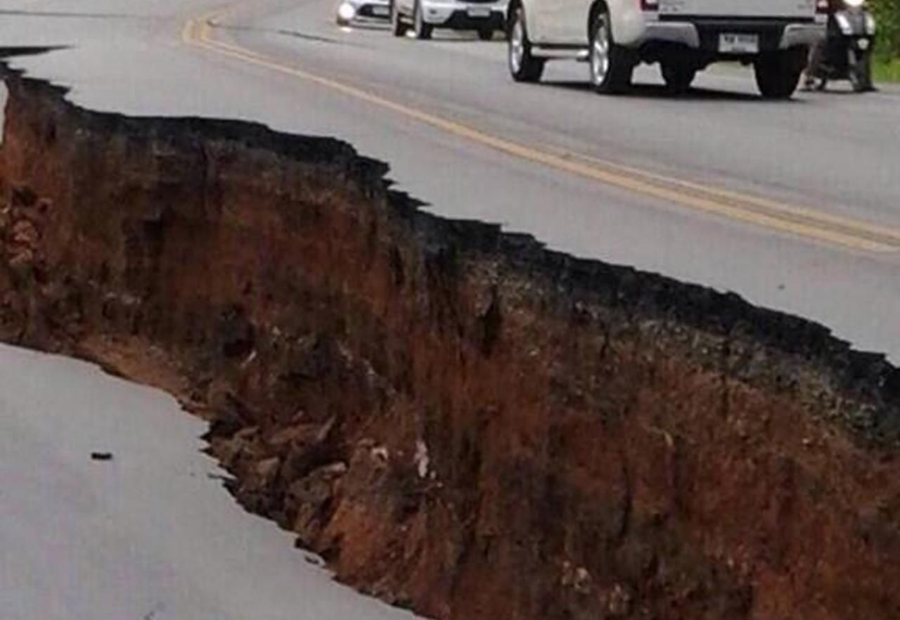 แผ่นดินไหวในเชียงราย เมื่อปี 2557 ทำให้ถนนได้รับความเสียหาย