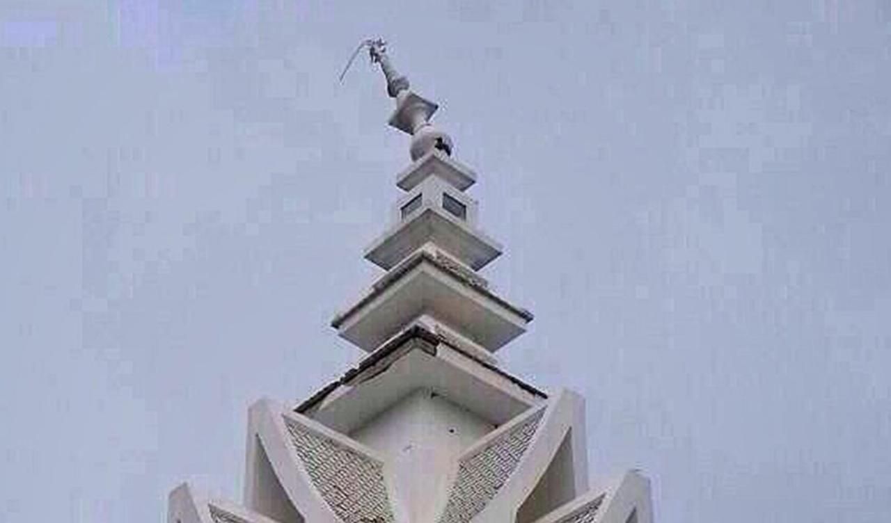 ความเสียหายวัดร่องขุ่น ยอดเจดีย์หักเบี้ยว