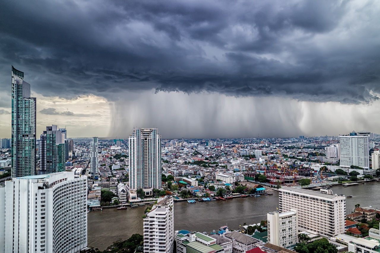 ก้อนเมฆทรงกะหล่ำสีเทาขนาดใหญ่ที่ลอยต่ำๆ คือสัญญาณของฝนกำลังจะตก