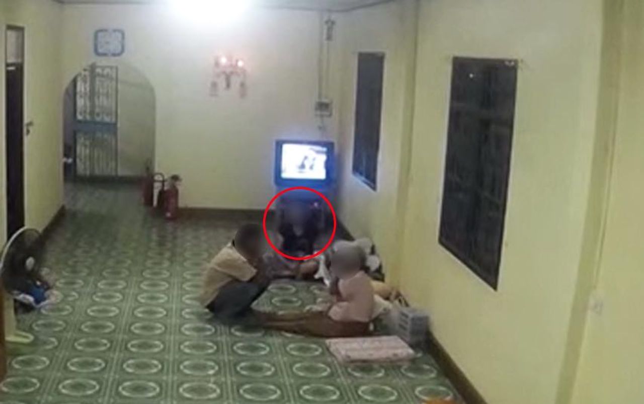 กล้องซ่อนไว้ในบ้านพัทลุง ปี 2558 เห็นหญิงสาวกำลังทำอะไรบางอย่าง