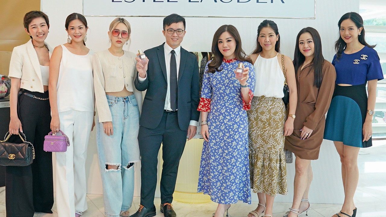 น่าใช้จัง อรุณรุ่ง ศรีวัฒนประภา จัดงาน “Luxury Fragrance Collection” เพื่อแนะนำน้ำหอมสุดเอกซ์คลูซีฟคอลเลกชันใหม่ผลิตภัณฑ์จาก เอสเต ลอเดอร์ โดยมี พลอยนภัส เรืองศิริวรากุล, รตา เฉลิมลาภสมบัติ และ ศิรประภา จีระพันธ์ มาร่วมงานด้วย ที่คิง เพาเวอร์ รางน้ำ วันก่อน.