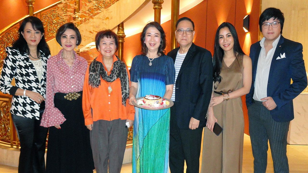 แฮปปี้เบิร์ธเดย์ เจตนา พงษ์พานิช จัดงานเลี้ยงฉลองครบวันเกิดให้สวีตฮาร์ท ดร.สุภี พงษ์ พานิช โดยมี ลาวัลย์ กันชาติ, ศรีศุภางค์ มอฤทธิ์, ณิชยา ชัยวิสุทธิ์, ลิซ่า ชลิตอาภรณ์ และ พงษ์ภัทร์ พงษ์พานิช มาร่วมอวยพรด้วยความชื่นมื่น ที่โรงแรมมณเฑียร สุรวงศ์ วันก่อน.