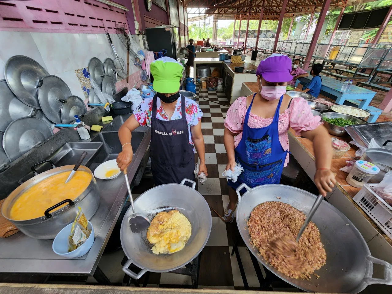ด้วยงบประมาณเท่าที่มี พยายามจัดสรรให้เด็กๆได้กินอาหารที่มีประโยชน์มากที่สุด