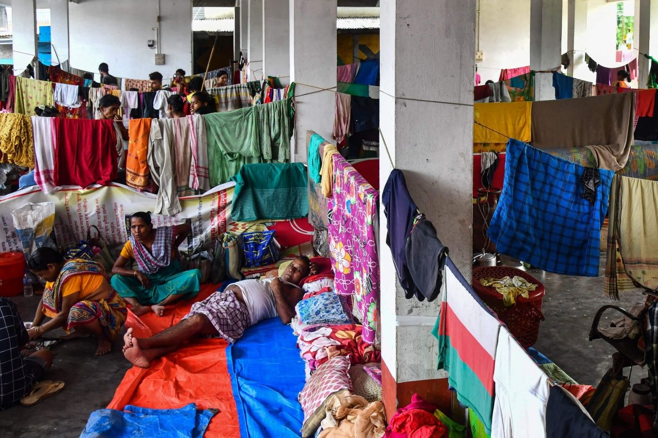 ผู้ประสบภัยน้ำท่วมในรัฐอัสสัม มาพักอาศัยที่ค่ายอพยพในเมืองโซลมารา เขตนัลบารี ประเทศอินเดีย