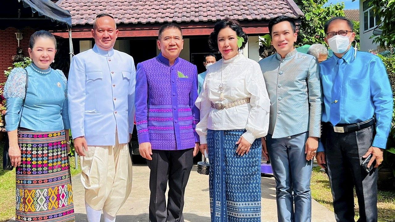 บวงสรวง สุจินต์ ไชยชุมศักดิ์ ผวจ.นนทบุรี เป็นประธานในงานบวงสรวงกี่ทอผ้าอัตลักษณ์ ลายหม้อน้ำวิจิตร ลายผ้าประจำ จ.นนทบุรี ให้ สรพล ถีระวงษ์ โดยมี ม.ล.ปุญยนุช เกษมสันต์, ม.ล.อัชรานุสรณ์ จักรพันธุ์ และ สราวุธ ฟื้นวงษ์เฟื่อง มาร่วมงานด้วย ที่บ้านสนามบินน้ำ วันก่อน.