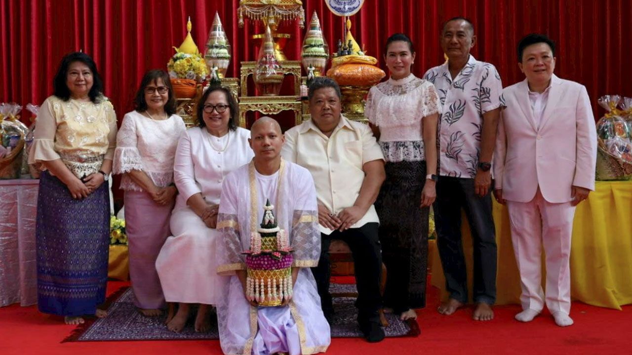 กุศลแรง  -  อุษา สมบูรณ์ จัดพิธีอุปสมบทให้ลูกชาย สันติภาพ สมบูรณ์ โดยมี ว่าที่ ร.ต.สมทรง–รุ่งรัศมี สรรพโกศลกุล, เสาวนันท์ ดุกสุขแก้ว, กานดา ถาวรประพาฬ, ราณี ฉายินทุ และ ขวัญใจ ฉายินทุ มาร่วมในพิธีด้วย ที่วัดศาลาปูนวรวิหาร จ.พระนครศรีอยุธยา วันก่อน.