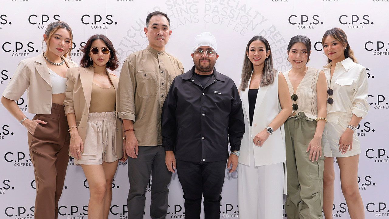 เปิดแล้วครับ - อภิสิทธิ์ สิงห์สัจจเทศ จัดงานเปิด “C.P.S. COFFEE” แฟล็กชิปสโตร์แห่งใหม่เอาใจเหล่าคอกาแฟ พร้อมแนะนำเมนูเครื่องดื่มและเบเกอรีสุดพิเศษ โดยมี ขนิษฐา ดรุณเนตร, ปฏิภาณ สินหมู่ และ ศศิยาพัชร์ สิรีกัญจน์ มาร่วมงานด้วย ที่สุขุมวิท 53 วันก่อน.