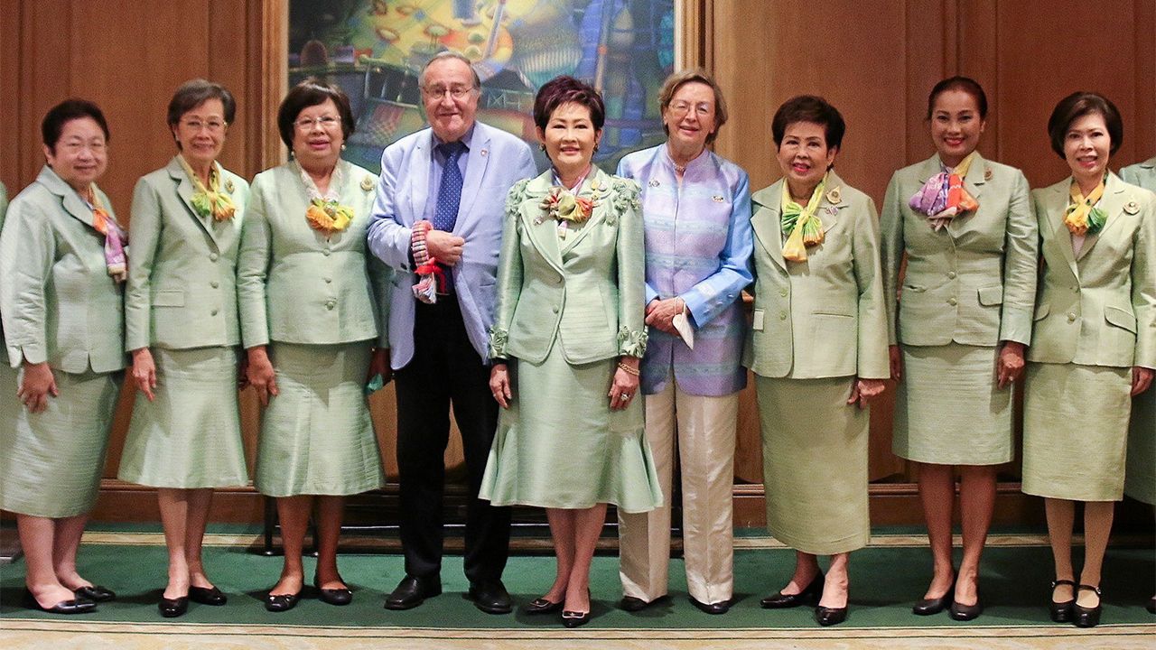 เวลคัม - คุณหญิงณัฐิกา วัธนเวคิน อังอุบลกุล จัดการประชุมคณะกรรมการ สสธวท. ชุดใหม่ พร้อมให้การต้อนรับ ดร.แคทเธอรีน บอสฮาร์ท ประธานสหพันธ์สมาคมสตรีนักธุรกิจและวิชาชีพสากล โดยมี จรรย์สมร วัธนเวคิน มาร่วมงานด้วย ที่โรงแรมแกรนด์ ไฮแอท เอราวัณ วันก่อน.