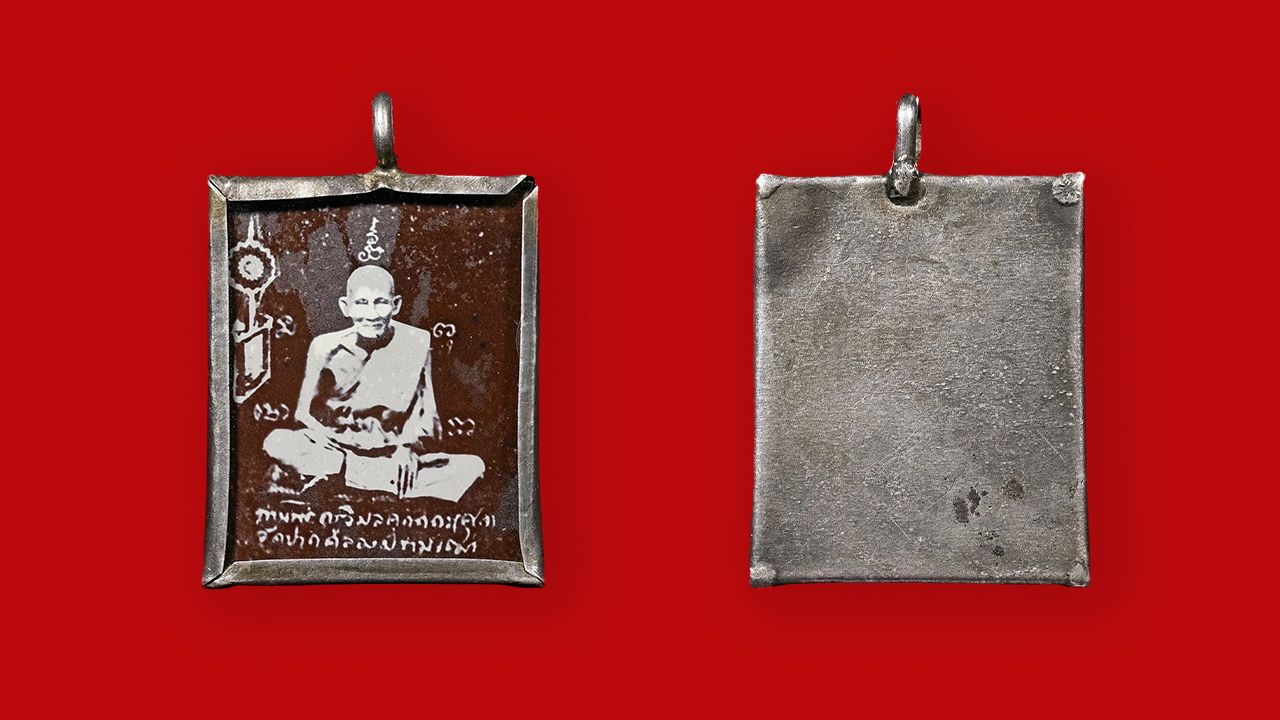 รูปถ่ายขาว-ดำ ซีเปีย ติดกระจก สะดุ้งกลับ หลวงปู่ศุข วัดปากคลองมะขามเฒ่า ของสถิต ราชบุรี.