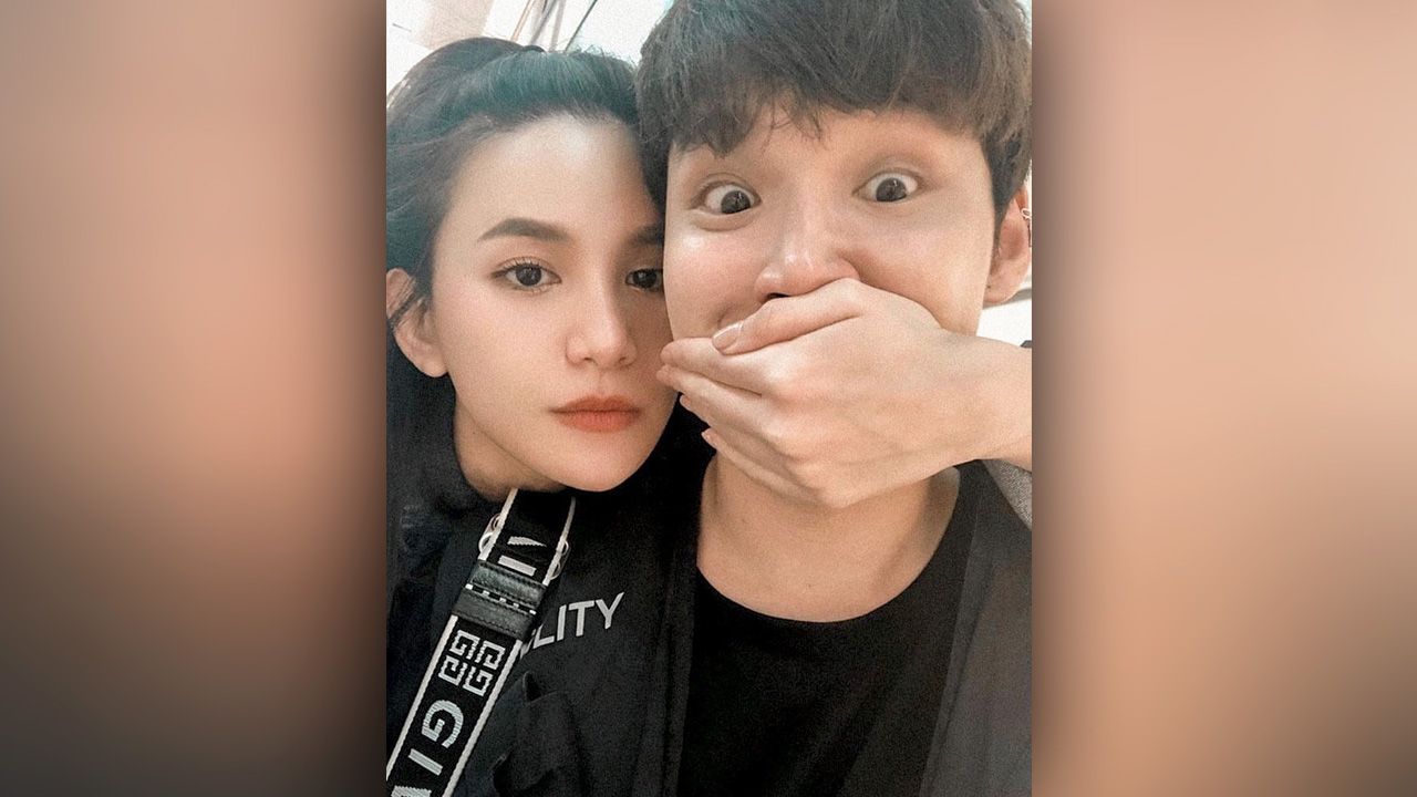 สวีตวันครบรอบ แกงส้ม-ธนทัต อัปรูปคู่ ดาว-ณัฐภัสสร เผยเทคนิคครองรักยาวนาน ไม่ยากก็ตามรูปปิดปาก คือไม่ต้องพูด หลายครั้งความเงียบคือคำพูดที่ดีที่สุด หวานทั้งทียังมีฮาอีก!!