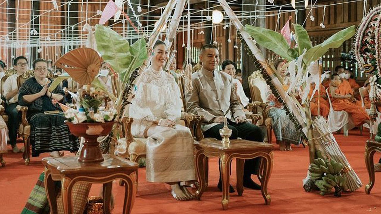 มีเรื่องราวดีๆต่อเนื่อง หลังจากควงคู่วิวาห์ไปเมื่อเดือนที่แล้ว ล่าสุด แพนเค้ก-เขมนิจ ก็จูง สารวัตรหมี เข้าพิธีแต่งงาน แบบล้านนาอีกรอบ ซึ่ง ท่าน ว.วชิรเมธี จัดให้ที่ไร่เชิญตะวัน เชียงราย.