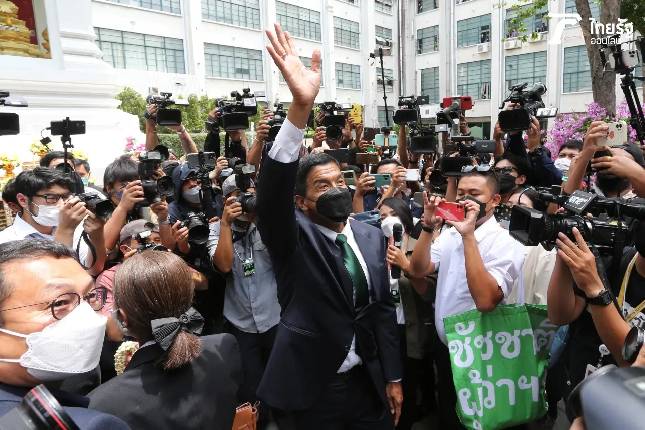 "ชัชชาติ" ทำงานวันแรก สั่งขรก.โปร่งใส อย่ามองเป็นนาย ห้ามทำป้ายรับเวลาลงพื้นที่