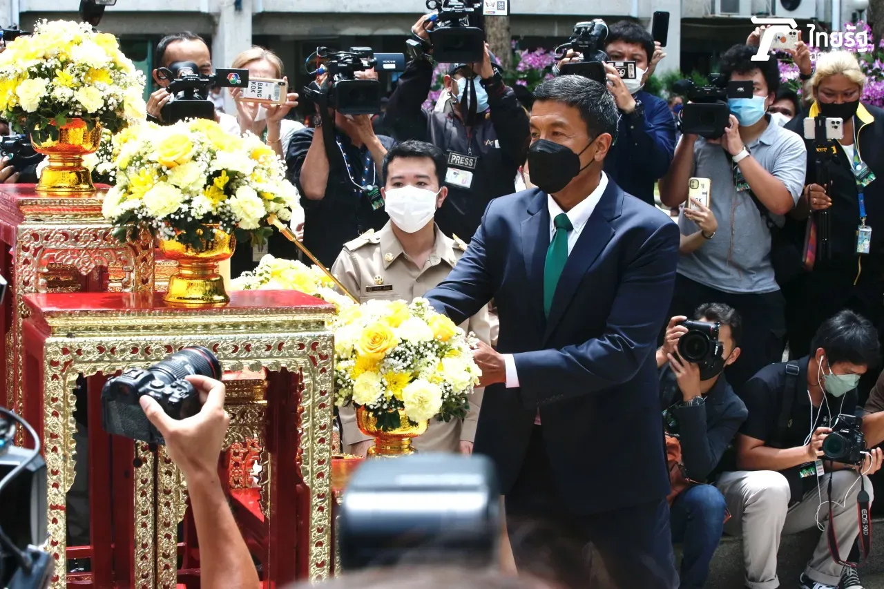 "ชัชชาติ" ทำงานวันแรก สั่งขรก.โปร่งใส อย่ามองเป็นนาย ห้ามทำป้ายรับเวลาลงพื้นที่