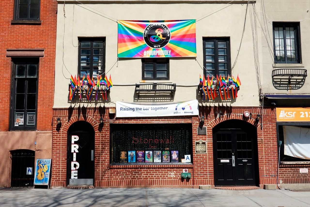 การตกแต่งภายนอก Stonewall Inn รับบรรยากาศ Pride Month 2019 (ภาพ : Getty Image)