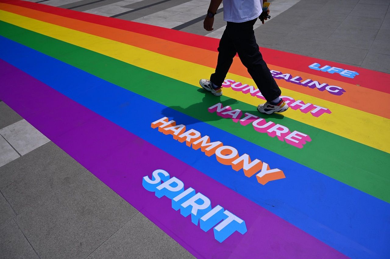 การตกแต่งทางเดินด้วยสีรุ้ง รับ Pride Month (ภาพ : สามย่านมิตรทาวน์)