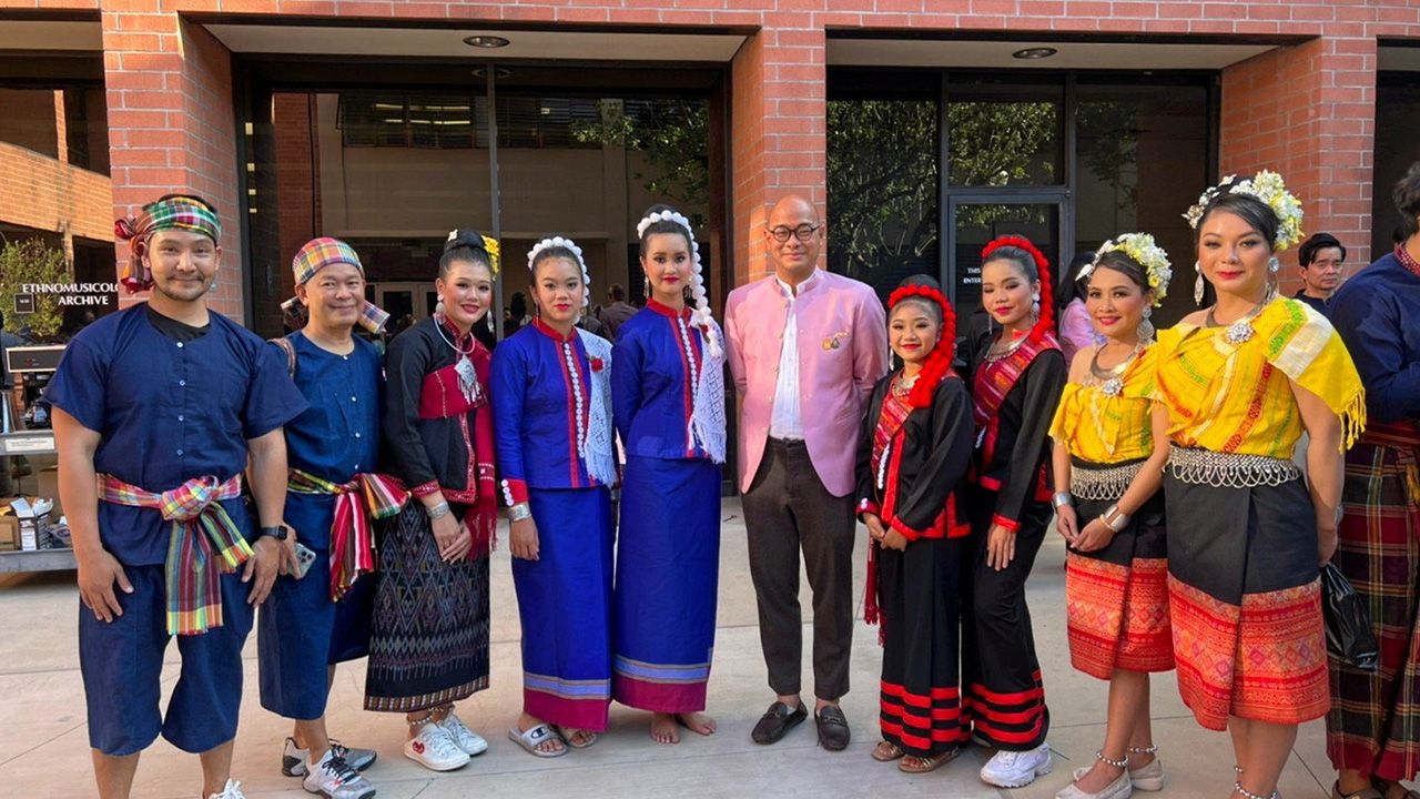 ร่วมงาน ต่อ ศรลัมพ์ กงสุลใหญ่ ณ นครลอสแอนเจลิส สหรัฐฯ ถ่ายภาพกับนักศึกษาที่แสดงนาฏศิลป์ไทยในงานแสดงดนตรีและนาฏศิลป์ไทย จัดโดยภาควิชามานุษยดนตรีวิทยา UCLA ที่โรงละครของ UCLA.