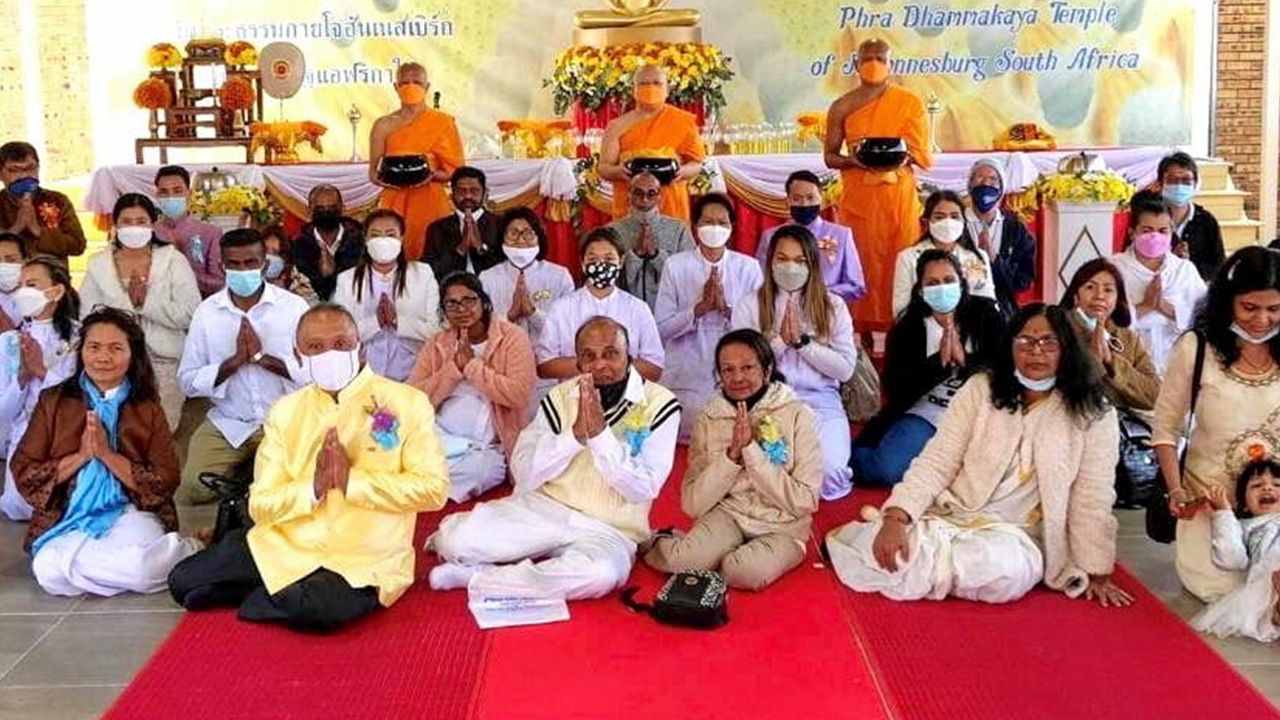 รวมใจชาวพุทธ ไพสิฐ บุญปาลิต อัครราชทูต ณ กรุงพริทอเรีย แอฟริกาใต้ พร้อมด้วยเอกอัครราชทูตศรีลังกาประจำแอฟริกาใต้ พร้อมชาวไทย ร่วมงานวิสาขบูชา ที่วัดธรรมกาย เมืองโจฮันเนสเบิร์ก แอฟริกาใต้.