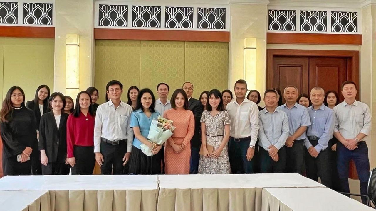 มอบนโยบาย จิราพร สุดานิช กงสุลใหญ่ ณ เมืองกวางโจว สาธารณรัฐประชาชนจีน ประชุมมอบนโยบายแก่ข้าราชการและเจ้าหน้าที่ท้องถิ่นของสถานกงสุล ในโอกาสไปรับตำแหน่งใหม่ เมื่อวันก่อน.