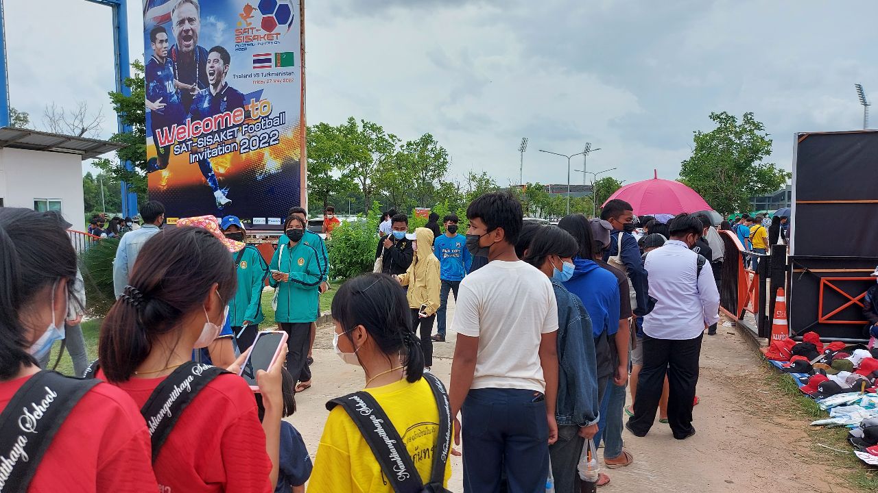 แถวยาวถึงถนน "แฟนบอลศรีสะเกษ" ซื้อตั๋วทีมชาติไทย-เติร์กเมนิสถาน หมด 12,000 ใบ