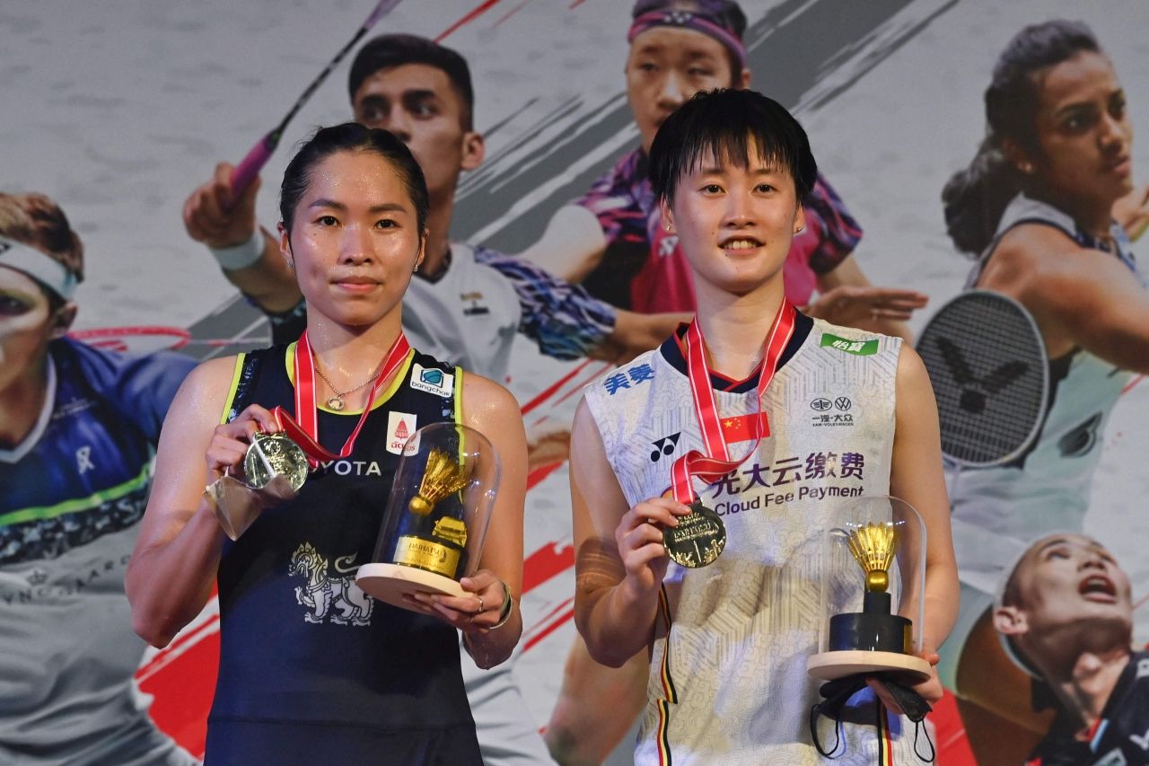 เมย์ - รัชนก อินทนนท์ (ซ้าย)