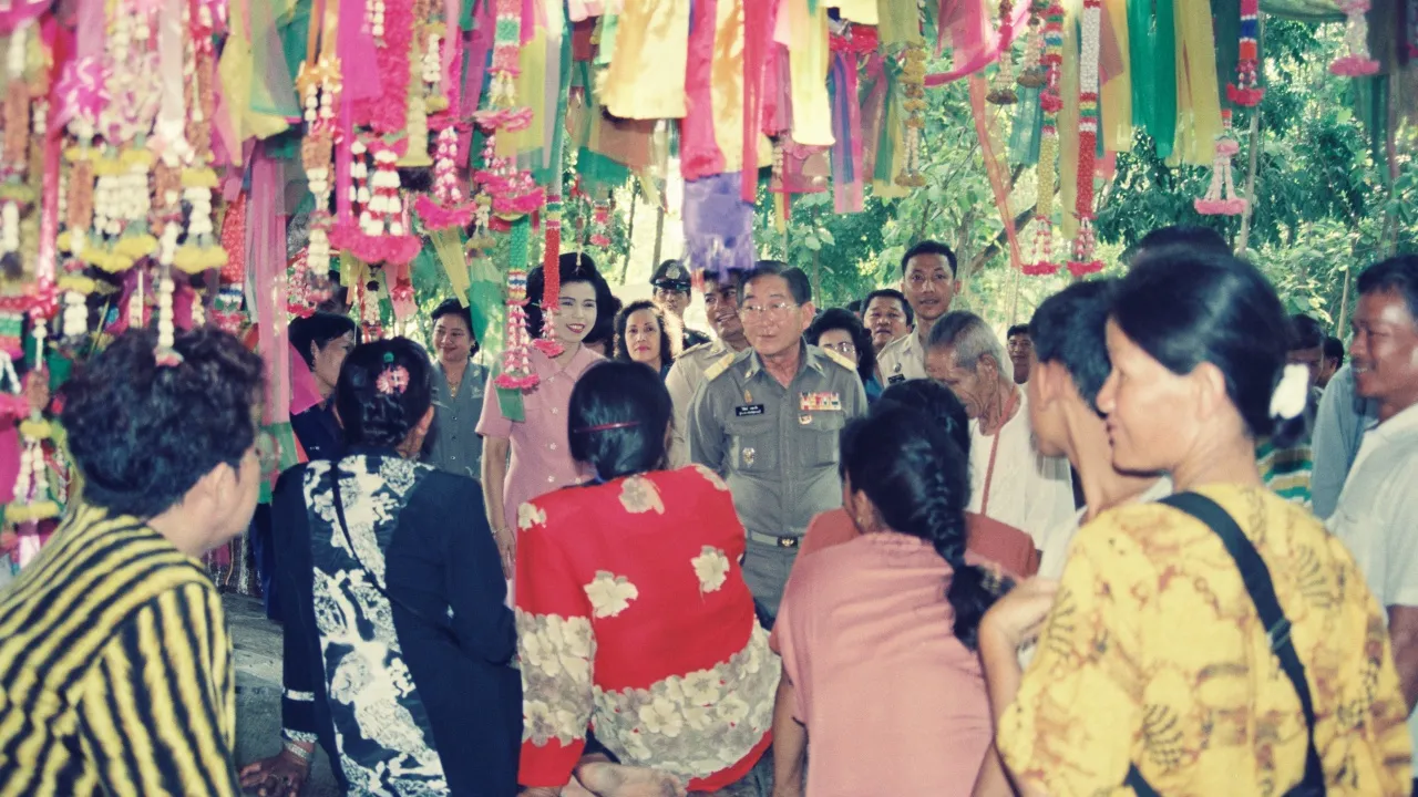 เจ้าหน้าที่เยี่ยมชาวบ้าน ที่ศาลพุ่มพวง ครั้งอดีต