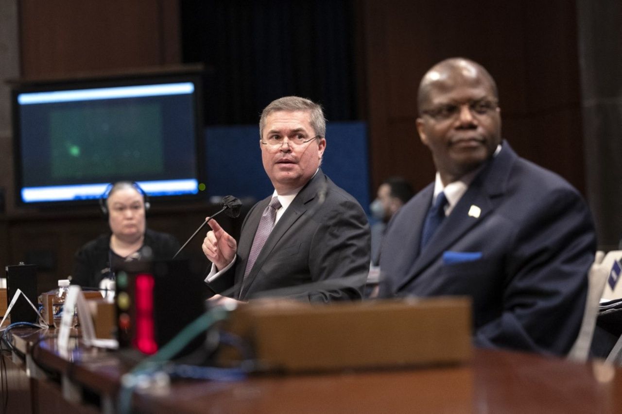 สก็อตต์ เบรย์ รองผู้อำนวยการหน่วยข่าวกรองกองทัพเรือสหรัฐฯ (ซ้าย) อธิบายชี้แจงต่อคณะอนุกรรมาธิการต่อต้านข่าวกรองฯของสภาคองเกรสสหรัฐฯ ขณะเปิดไต่สวน กรณี UFO เป็นครั้งแรกในรอบ 50 ปี