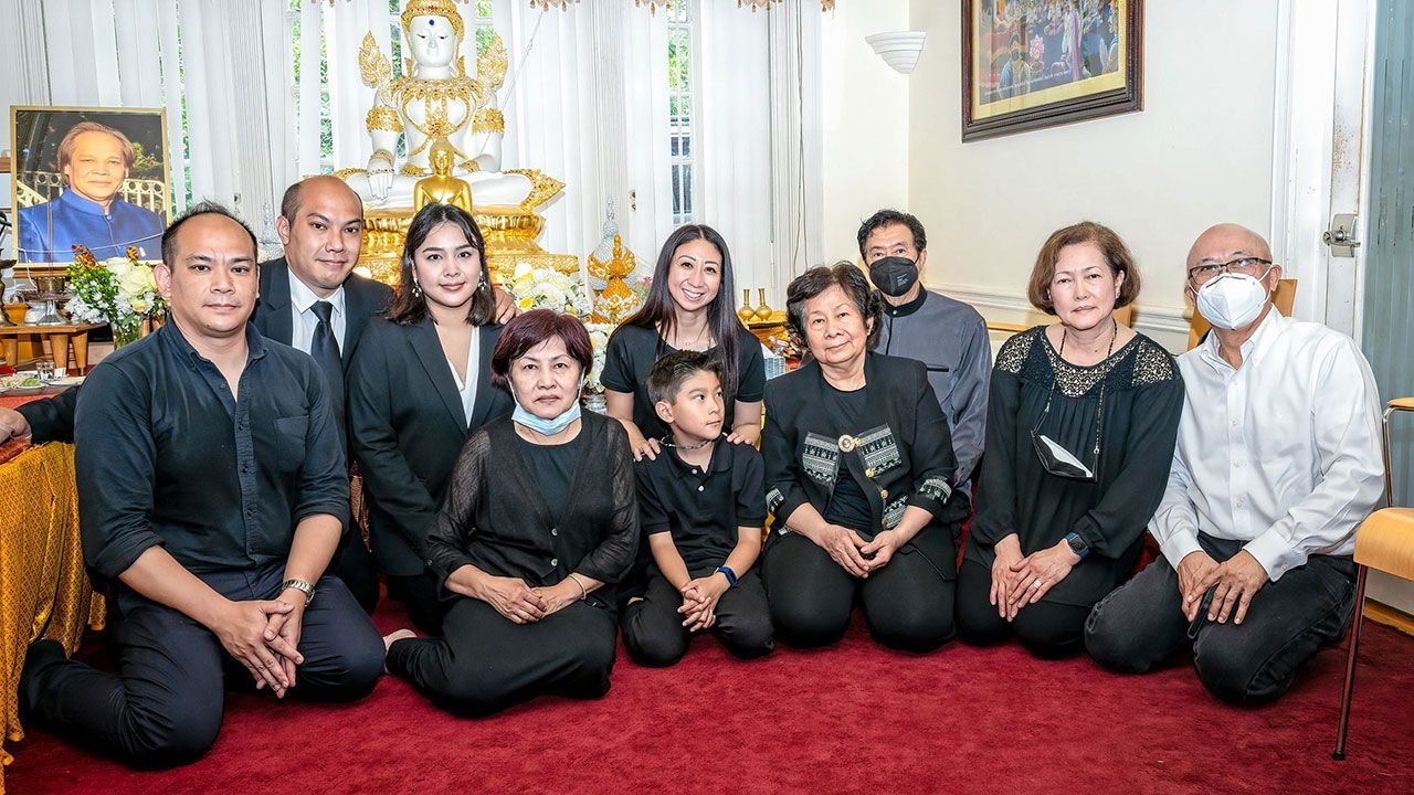อุทิศส่วนกุศล - ศิวาพร รัตนโกมล ทำบุญอุทิศส่วนกุศลครบ 7 วัน ให้แก่ สรรัตน์ รัตนโกมล สามี มีเพื่อนๆจากสมาคมพยาบาลนิวยอร์ก รวมทั้งสมาคมและชมรมไทยไปร่วมแสดงความเสียใจ ที่วัดวชิรธรรมปทีป เมาท์เวอร์นอล.