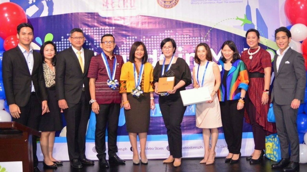 บุกตลาด - ธวัช สุมิตรเหมาะ อุปทูต ณ กรุงมะนิลา ฟิลิปปินส์ และ จันทนา โชติมุณี ผอ.สคต.มะนิลา พร้อมทีมประเทศไทย ร่วมเปิดโปรโมตอาหารไทย ที่ Metro Supermarket กรุงมะนิลา เปิดขายสินค้าสั่งซื้อออนไลน์ สู้วิกฤติโควิด-19.